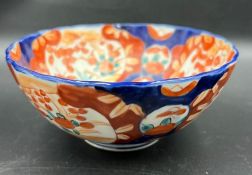 Imari bowl with scalloped shaped rim in red, blue and orange (H6cm W13cm)