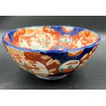 Imari bowl with scalloped shaped rim in red, blue and orange (H6cm W13cm)