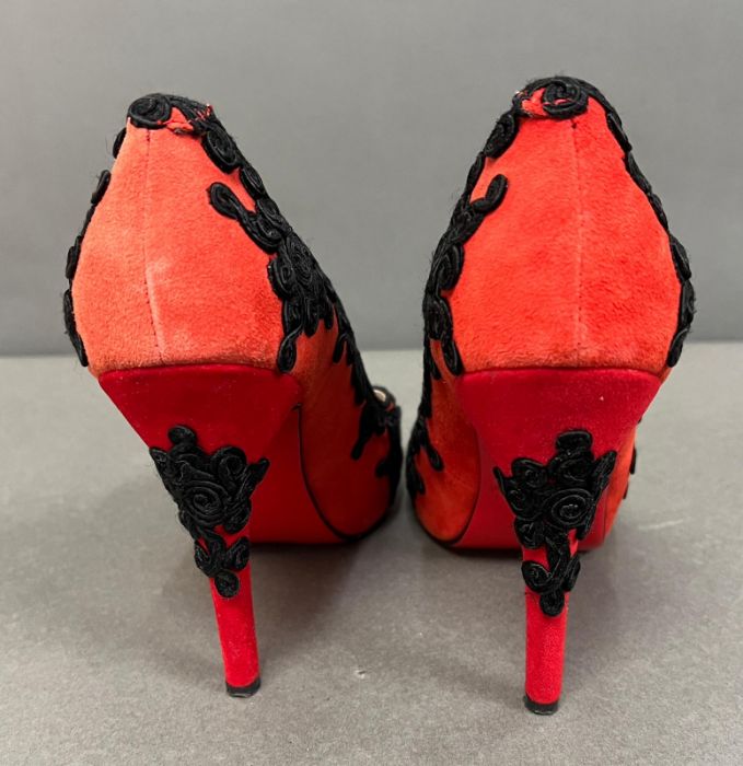 Christian Louboutin red and black open toe pumps, size 41 - Image 6 of 10