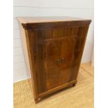 An inlaid cabinet on tapering feet, radiogram cupboard (H100cm W70cm D45cm)