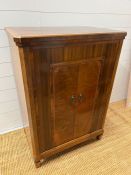 An inlaid cabinet on tapering feet, radiogram cupboard (H100cm W70cm D45cm)