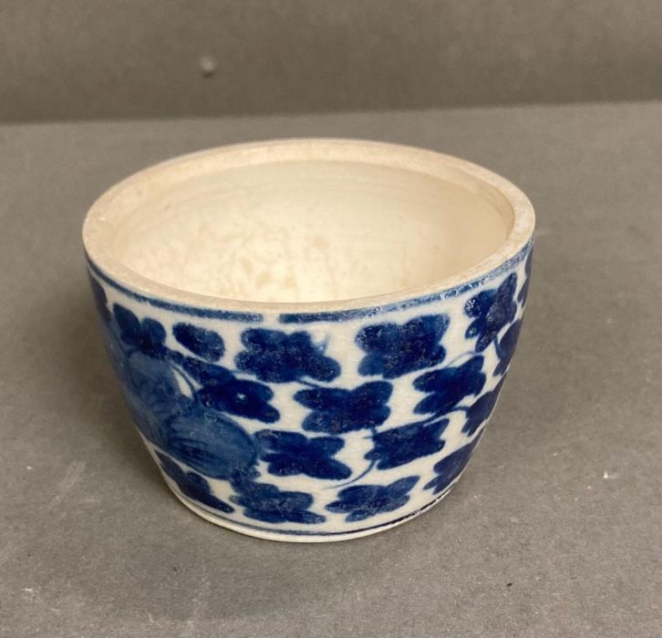 A blue and white Chinese incense burner and three cups AF - Image 2 of 5