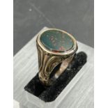 A Gents signet ring on 9ct yellow gold (Approximate total weight 3.3g) Size M