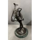 A cast metal frog with golf club on his back on a marble base (H21cm)