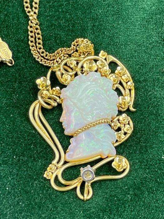 An 18ct gold Victorian style necklace with an opal centre carved stone - Image 3 of 7