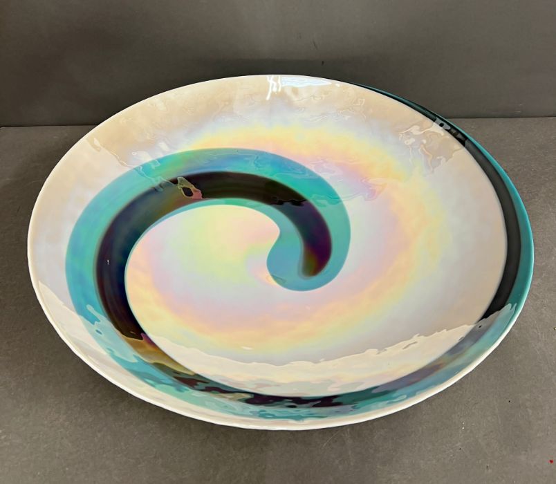 A large decorative bowl with swirl design - Image 2 of 3