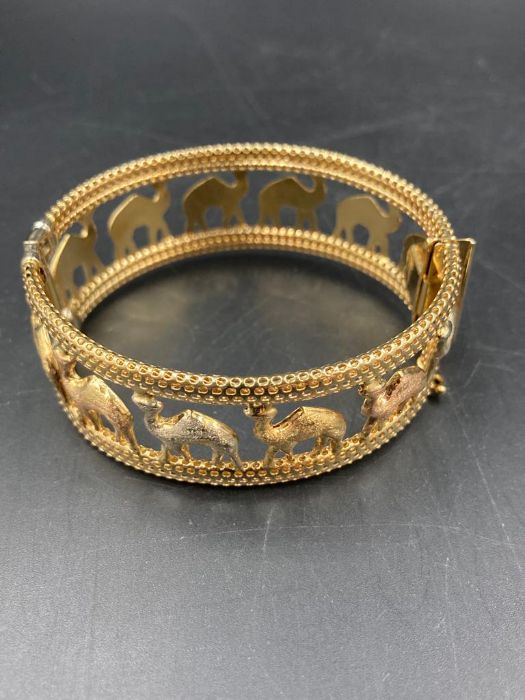 A camel themed bracelet marked 750 (Approximate Total weight 40g) - Image 4 of 4