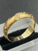 A 9ct gold wedding band (Approximate Total weight 5.6g)