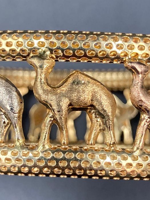 A camel themed bracelet marked 750 (Approximate Total weight 40g) - Image 3 of 4