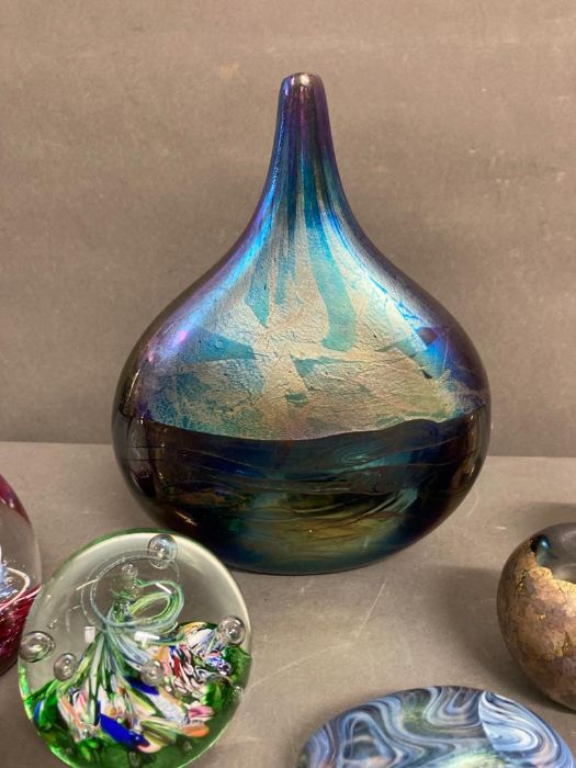 A selection of Art glass items to include an Isle of Wright bottle nosed vase and a Caithness - Image 5 of 5