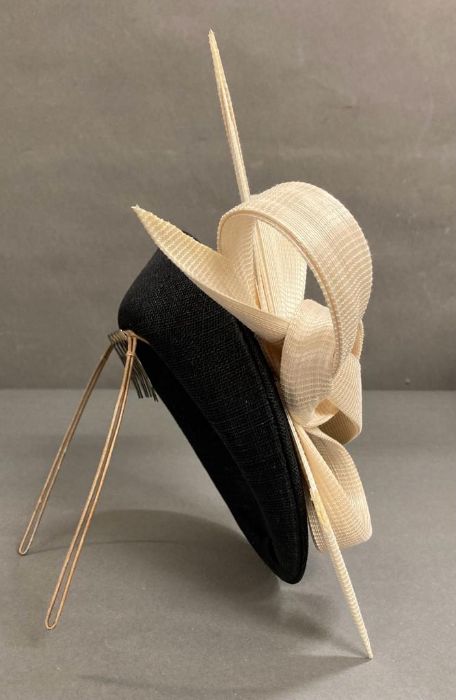 A black fascinator with a cream hard sculped twist by Philip Treacy - Image 3 of 6
