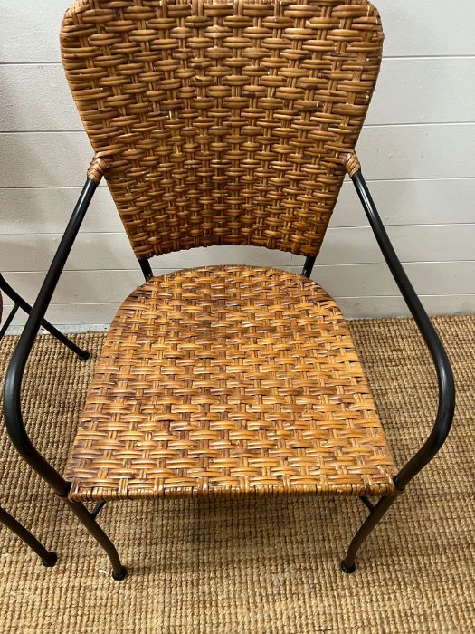 A pair of wicker side chairs with metal frame - Image 3 of 3