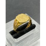 An 18ct gold signet ring (Approximate Total Weight 8.2g)