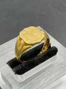 An 18ct gold signet ring (Approximate Total Weight 8.2g)