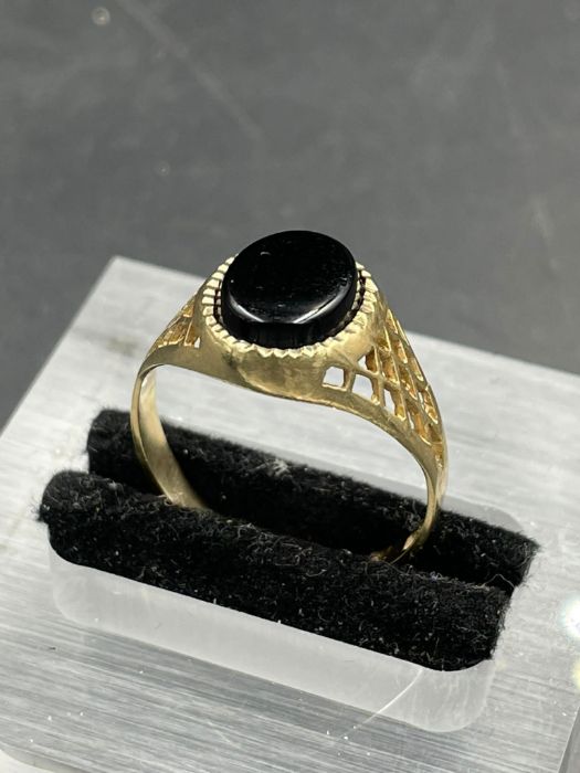 A Gents Onyx signet ring (Approximate Total Weight 2.4g) Size P