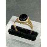 A Gents Onyx signet ring (Approximate Total Weight 2.4g) Size P