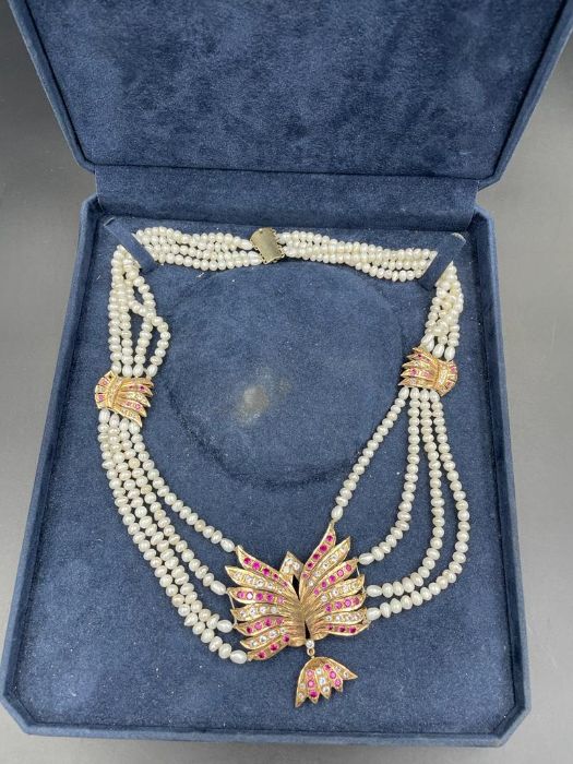 A pearl necklace with a 15ct gold pendant - Image 4 of 5