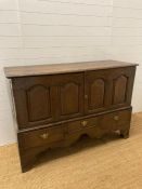 An oak Georgian three drawer and two door dresser (H104cm W150cm D54cm)