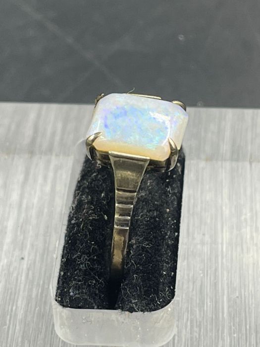 A 9ct gold and opal ring - Image 3 of 3