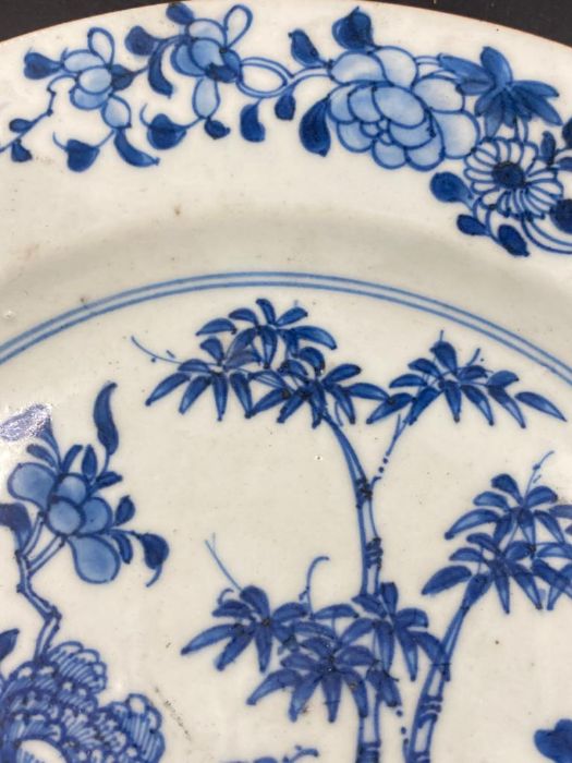 An 18th Century Chinese Blue and white plate with floral design. (23.5cm Diameter) - Image 2 of 4