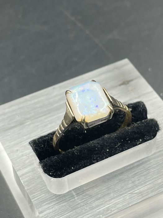 A 9ct gold and opal ring - Image 2 of 3