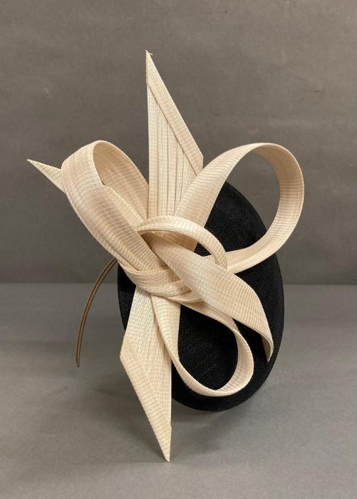 A black fascinator with a cream hard sculped twist by Philip Treacy - Image 4 of 6