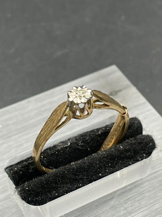 A selection of three 9ct gold rings, various styles and stones (Approximate Total Weight 5.3g) - Image 2 of 4