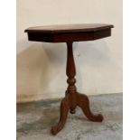 A pedestal side table on tripod legs (H77cm Dia54cm)