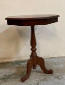 A pedestal side table on tripod legs (H77cm Dia54cm)