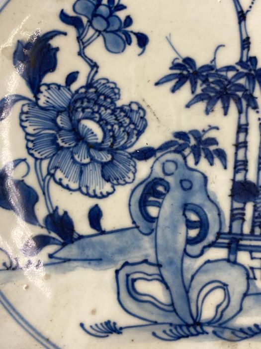 An 18th Century Chinese Blue and white plate with floral design. (23.5cm Diameter) - Image 3 of 4