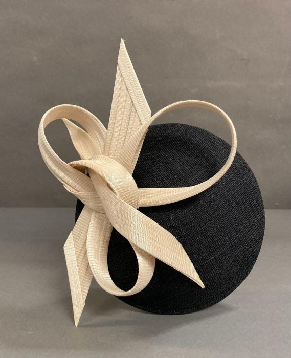 A black fascinator with a cream hard sculped twist by Philip Treacy - Image 2 of 6