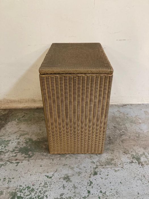 A gold painted wicker laundry basket - Image 3 of 3