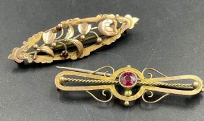 Two 9ct gold brooches (Approximate total weight 4.4g)