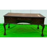 A mahogany desk on ball and claw feet (H80cm W160cm D80cm)