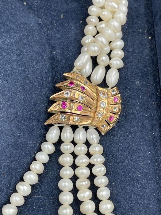 A pearl necklace with a 15ct gold pendant - Image 2 of 5