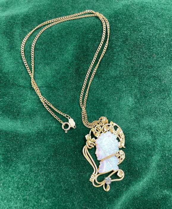 An 18ct gold Victorian style necklace with an opal centre carved stone