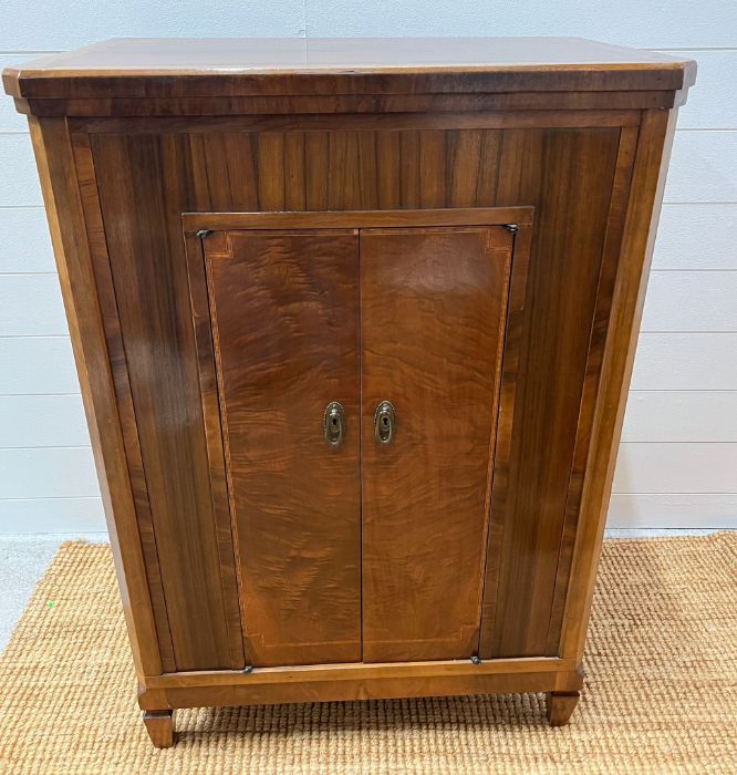 An inlaid cabinet on tapering feet, radiogram cupboard (H100cm W70cm D45cm) - Image 2 of 4