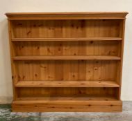 A pine four shelf bookcase (H108cm W120cm D23cm)
