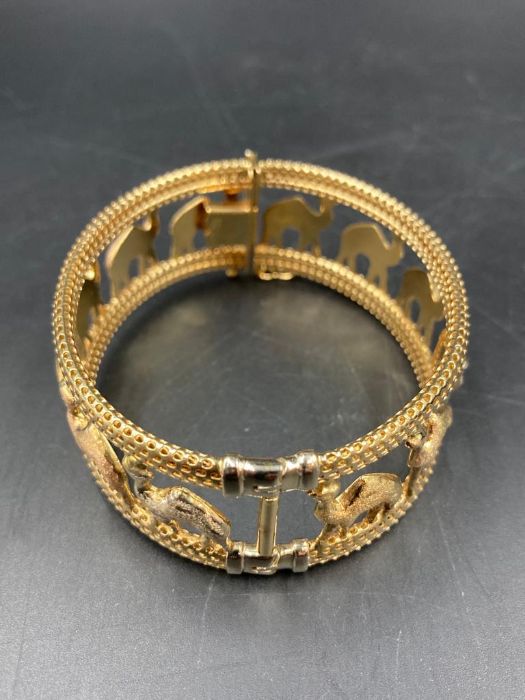 A camel themed bracelet marked 750 (Approximate Total weight 40g)