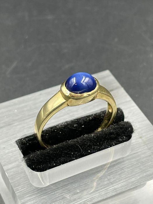 A blue stone ring marked 585, approximate total weight 2.9g Size R