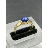 A blue stone ring marked 585, approximate total weight 2.9g Size R