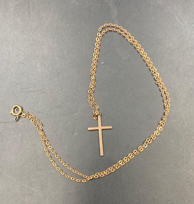 A 9ct gold cross on chain (Approximate Total weight 2.5g)