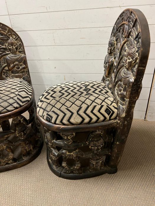 A pair of carved seats with tribal theme carving to back and base - Image 7 of 10