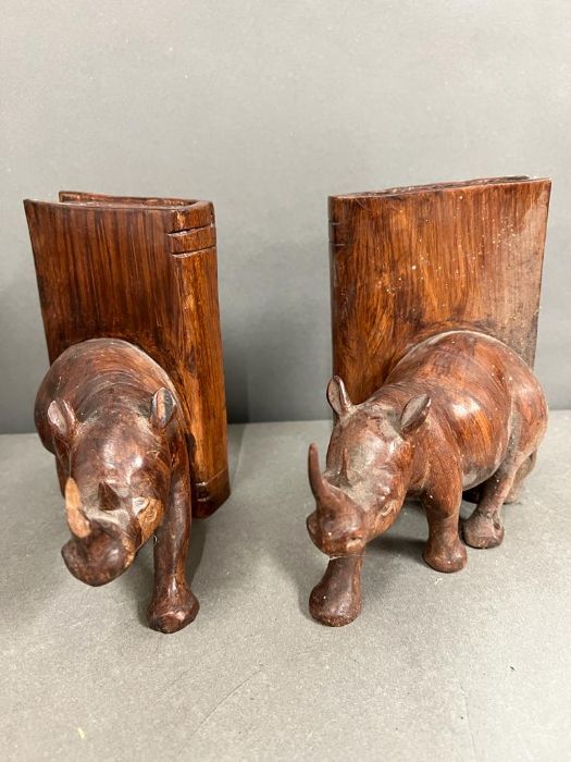 A carved wooden bookends and a carved wooden cat - Image 2 of 3