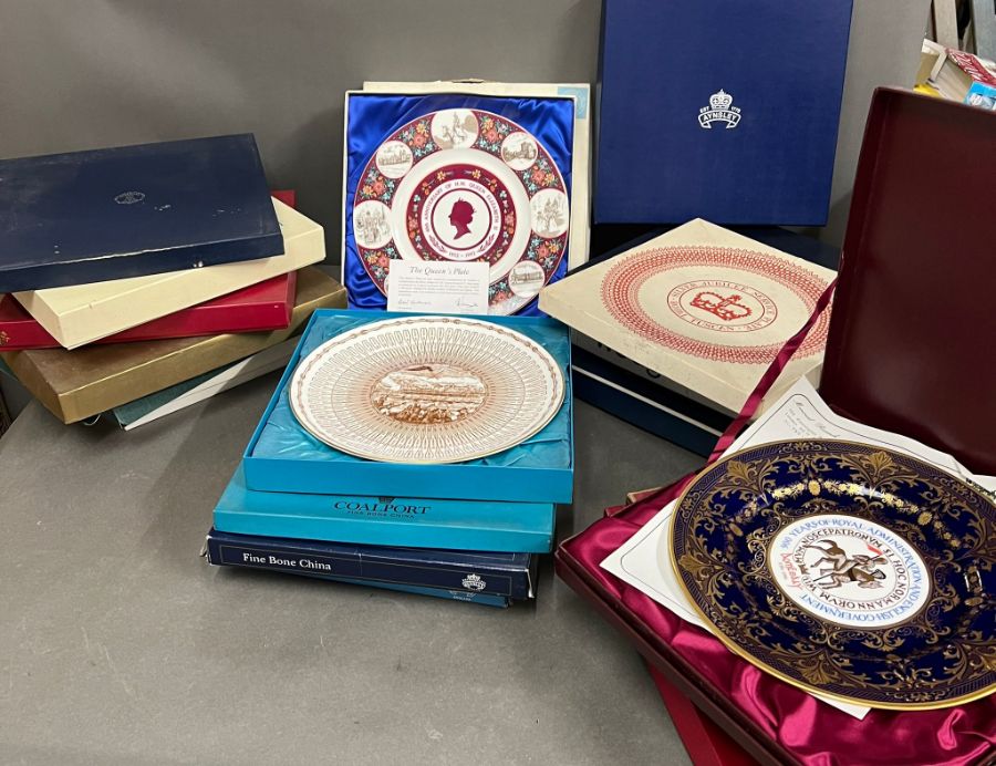 Eighteen commemorate plates, various markers including Wedgewood, Aynsley, Coalport, Spode etc