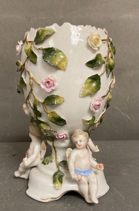 A Sitzendorf egg shaped vase with three cherubs H19cm - Image 3 of 4