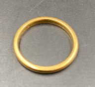 A 22ct yellow gold wedding band (Approximate Total weight 3.2g) Size M