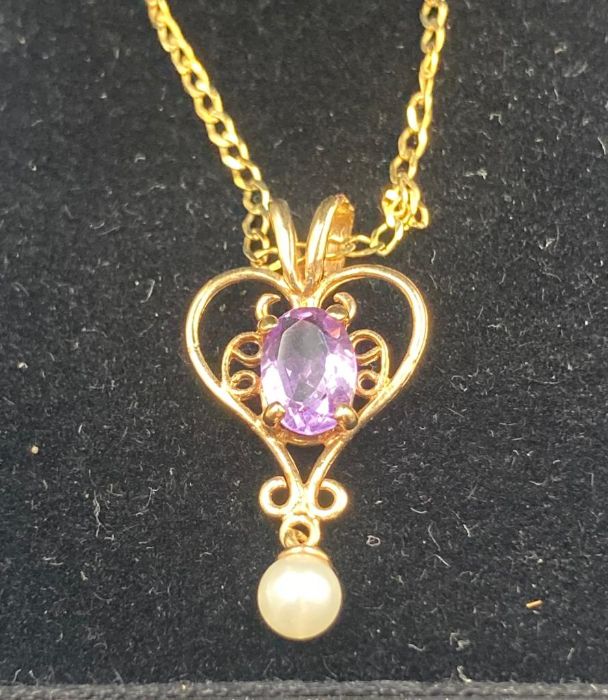 An amethyst and pearl pendant on a 9ct fine gold necklace (Approximate Total Weight 1.7g) - Image 3 of 5