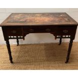 A knee hole desk with leather top (H74cm W102cm D56cm)