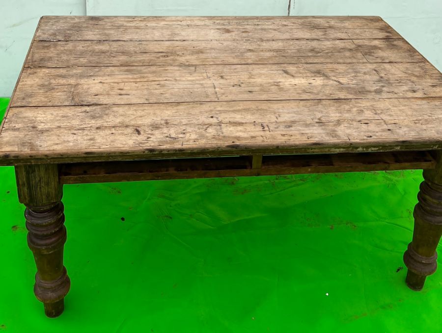 A vintage pine farmhouse table on turned legs (No drawers) (H79cm W160cm W114cm) - Image 2 of 6